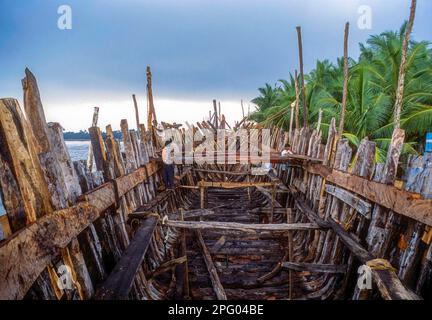 Workers making a wooden cargo boat in Cuddalore, Tamil Nadu, South India, India, Asia Stock Photo