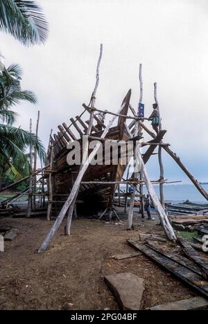 Making a wooden cargo boat in Cuddalore, Tamil Nadu, South India, India, Asia Stock Photo