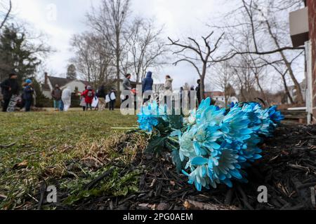 State College, United States. 19th Mar, 2023. Flowers lay on the ground during a memorial at the apartment building where Osaze Osagie resided in State College, Pa., on March 19, 2023. The 3/20 Coalition organized the event to mourn and demand justice for Osaze Osagie, a Black man who was killed by State College police during a mental health check in 2019. (Photo by Paul Weaver/SIPA USA) Credit: Sipa USA/Alamy Live News Stock Photo