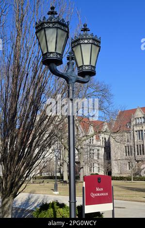 Chicago, Illinois, USA. The eastern entrance to the Main Quadrangles on the pictuesque campus of the University of Chicago. Stock Photo