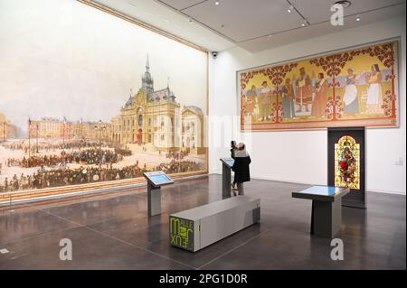 Nord (59). Roubaix. Couple regardant les collections de peintures du Musee d'art et d'industrie, installe dans les batiments de l'ancienne piscine mun Stock Photo