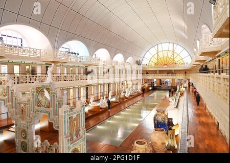 Nord (59). Roubaix. Vue des collections du Musee d'art et d'industrie, installe dans les batiments de l'ancienne piscine municipale construite vers 19 Stock Photo