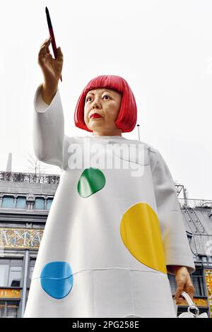 O gigantesco Yayoi Kusama em frente à sede da Louis Vuitton, em frente ao  Samaritaine 