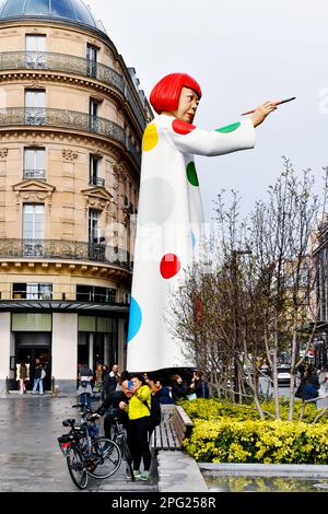 O gigantesco Yayoi Kusama em frente à sede da Louis Vuitton, em frente ao  Samaritaine 