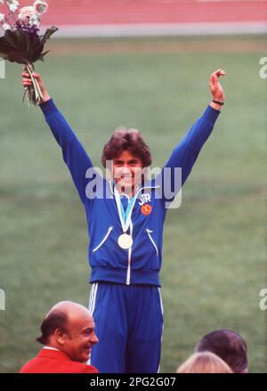 ARCHIVE PHOTO: Marlies GOEHR turns 65 on March 21, 2023, World Athletics Championships 1983, 100m, Marlies GOEHR, GDR, award ceremony with gold medal, waving, HF Stock Photo