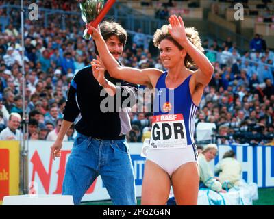 ARCHIVE PHOTO: Marlies GOEHR turns 65 on March 21, 2023, Marlies GOEHR, GOHR, OELSNER, GDR, athlete, action, jubilation at the finish, relay race, at the European Athletics Championships in Stuttagart from August 26-31, 1986. ?SVEN SIMON, Princess-Luise-Str.41#45479 Muelheim/Ruhr#tel.0208/9413250#fax 0208/9413260#account 1428150 Commerzbank Essen BLZ 36040039 #www.SvenSimon.net#e-mail:SvenSimon@t -online.de. Stock Photo