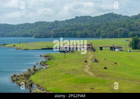 Transiting the Panama Canal: Gatun lake and the dam Stock Photo