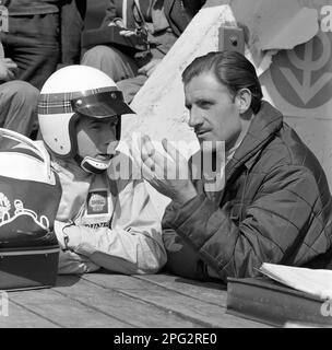 1965 Le Mans Jackie Stewart with team mate Graham Hill of the Rover-BRM Owen Racing Organisation team Stock Photo