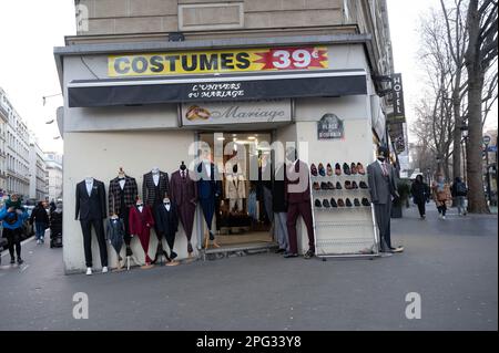 L'Univers du Mariage, a wedding shop in Paris with mannequins outside Stock Photo