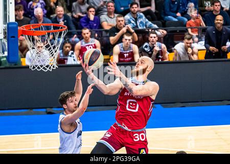 ZWOLLE, NETHERLANDS - MARCH 19: Duja Dukan of Landstede Hammers Zwolle Reggie Upshaw of Telenet Giants Antwerp during the BNXT League Elite Gold match Stock Photo