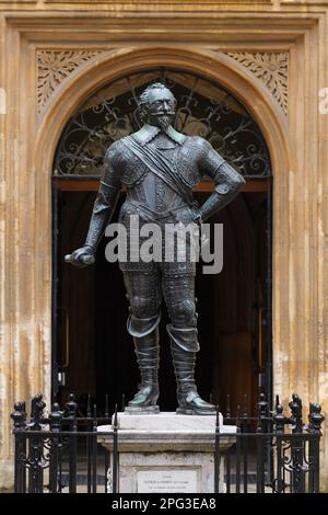 Statue of William Herbert, 3rd Earl of Pembroke, outside the Bodleian Library, Oxford, England Stock Photo