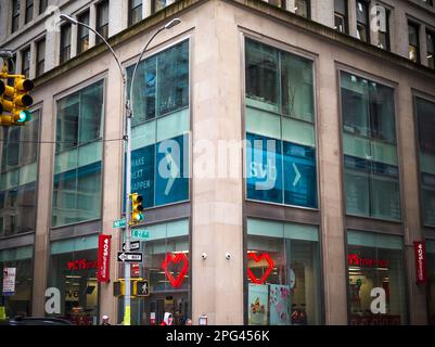 A sign in the window directs customers to the second floor offices of the Silicon Valley Bank in New York on Saturday, March 11, 2022. SVB collapsed on Friday, the largest bank failure since 2008’s Washington Mutual. (© Richard B. Levine) Stock Photo