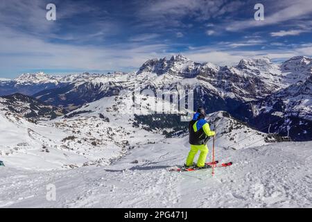 Skifahrer an der Schweizer Wand, Le Mur Suisse, hinten Bergkette Dents du Midi, Wallis, Schweiz Stock Photo