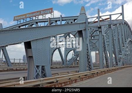 The Veterans Memorial Bridge, a high level compression arch suspended deck bridge in Cleveland, Ohio, USA, also known as the Detroit-Superior Bridge. Stock Photo