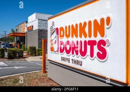 Dunkin' Donuts drive-thru in Lawrenceville, Georgia. (USA) Stock Photo