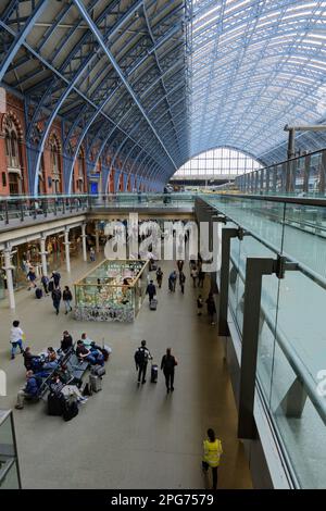 London - 05 07 2022: Shopping arcade with people waiting for their train at St Pancras International Station on Euston Rd. Stock Photo