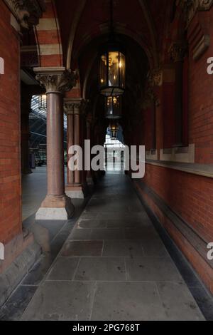 London - 05 07 2022: Entrance corridor to St Pancras International Station on Euston Rd. Stock Photo