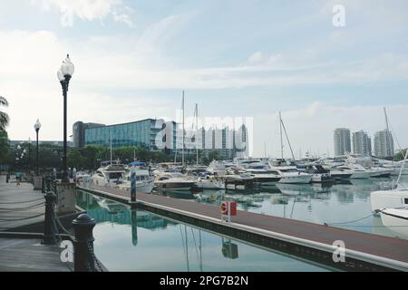 Boardwalk and yachts berthed at the marina in Sentosa Cove, Sentosa Island, Singapore Stock Photo