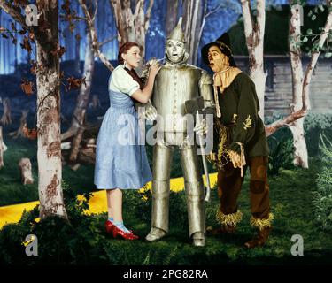 The Wizard Of Oz 1939  Dorothy, Tin Man & Scarecrow Stock Photo