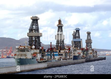 5 drill ships moored at Las Palmas, Grand Canaria, L-R Ensco DS-8, Ensco DS-7, Valaris DS-9, Pacific Scirocco* Pacific Meltem, Ensco DS-11*(*= hidden) Stock Photo