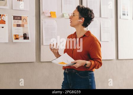 Mature businesswoman pitching her idea to her team during an online conference call. Creative designer presenting her plan in a virtual meeting. Matur Stock Photo