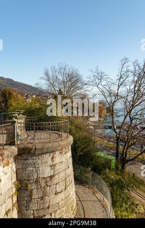 Hilterfingen, Canton Bern, Switzerland, February 12, 2023 Magnificent view over the lake of Thun in an alpine scenery on a sunny day Stock Photo