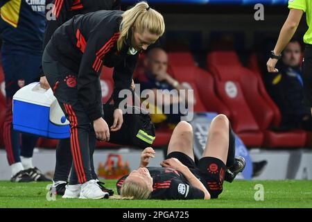 Munich, Deutschland. 21st Mar, 2023. Lea SCHUELLER (FCB), injured, injury. FC Bayern Munich - Arsenal WFC 1-0 Soccer Women's Champions League, Quarterfinals on 21.03.2023 Football Arena Munich.ALLIANZ ARENA DFL REGULATIONS PROHIBIT ANY USE OF PHOTOGRAPHS AS IMAGE SEQUENCES AND/OR QUASI-VIDEO. Credit: dpa/Alamy Live News Stock Photo