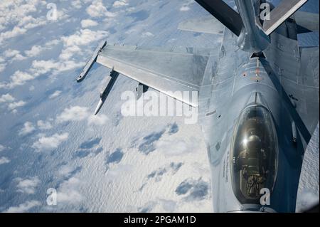 A KC-135 Stratotanker from the 370th Flight Test Squadron, 413th Flight Test Group, assigned to Edwards AFB, conducts a refueling mission with F-16s from the 416th Flight Test Squadron, 412th Test Wing off the Southern California coast, Feb. 27, 2023 (U.S. Air Force photo by Staff Sgt. Christopher Dyer) Stock Photo