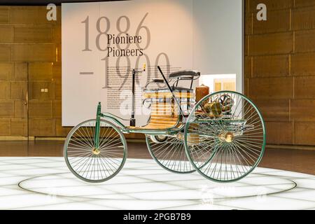 Benz Patent Motor Car (1886), Mercedes Museum, Stuttgarts most visited  museum is part of Mercedes-Benz World in Untertuerkheim and with its  vehicles Stock Photo - Alamy