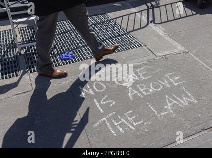 NEW YORK, NY – March 21, 2023: A chalked message is seen near the Manhattan Criminal Courthouse. Stock Photo