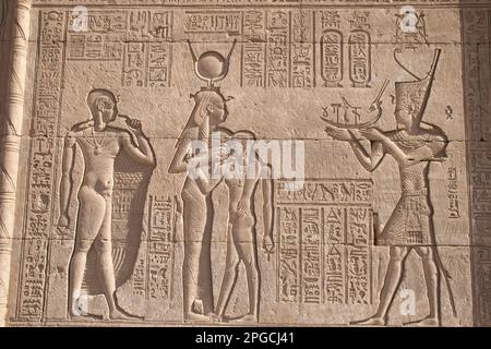 Roman Emperor Trajan presens offerings to Hathor and Ra-Harakhte, Dendera, Egypt Stock Photo