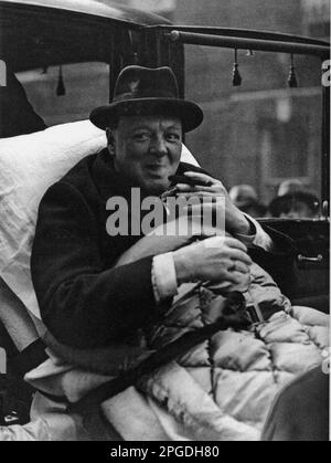 Winston Churchill leaving a London nursing home following an attack of paratyphoid.  October 1932 Stock Photo