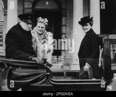 Winston Churchill in Plymouth to survey the bomb damage of the April raids with Clementine and Plymouth MP Nancy Astor.  May 1941 Stock Photo