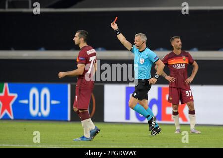 ARCHIVE PHOTO: Bjoern KUIPERS turns 50 on March 28, 2023, referee Bjoern KUIPERS (Bj???rn)(NED) shows Gianluca MANCINI (not in the picture) (Rome) the red card, Soccer Europa League, Round of 16, Sevilla FC (SEV) - AS Roma, on August 6th, 2020 in Duisburg/Germany. Photo: AnkeWaelischmiller/Sven Simon/ Pool ##UEFA regulations prohibit any use of photographs as image sequences and/ or quasi-video##. Stock Photo