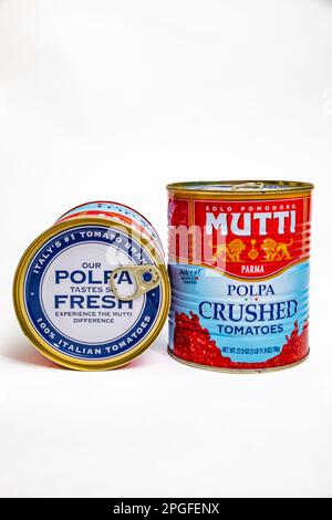 Solo Pomodoro Mutti canned crushed Italian tomatoes Stock Photo - Alamy