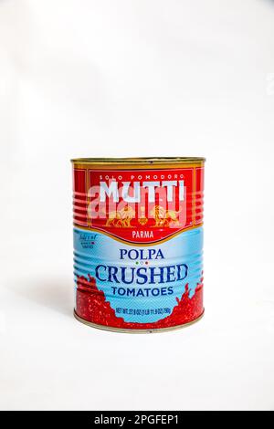 Solo Pomodoro Mutti canned crushed Italian tomatoes Stock Photo - Alamy