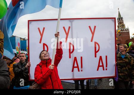 Moscow, Russia. 1st of May, 2015. People gather in Moscow's Red Square to participate in a May Day demonstration organized by trade unions, Russia. The banner reads 'Hooray! Hooray! Hooray!' Stock Photo