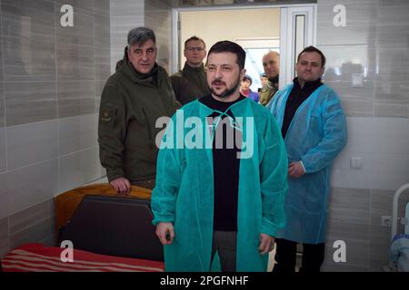 Kharkiv, Ukraine. 22nd Mar, 2023. Ukrainian President Volodymyr Zelenskyy, center, visits wounded soldiers to present medals during a visit to a military hospital, March 22, 2023 in Kharkiv, Kharkiv Oblast, Ukraine. Credit: Pool Photo/Ukrainian Presidential Press Office/Alamy Live News Stock Photo