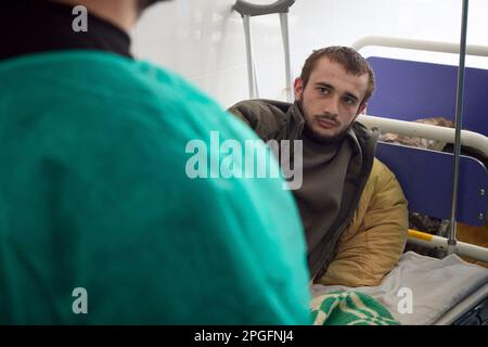 Kharkiv, Ukraine. 22nd Mar, 2023. Ukrainian President Volodymyr Zelenskyy, center, visits wounded soldiers to present medals during a visit to a military hospital, March 22, 2023 in Kharkiv, Kharkiv Oblast, Ukraine. Credit: Pool Photo/Ukrainian Presidential Press Office/Alamy Live News Stock Photo