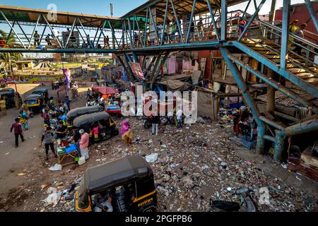 Bandra Train Station Stock Photo - Alamy