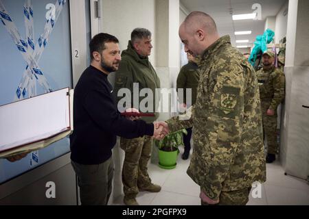 Kharkiv, Ukraine. 22nd Mar, 2023. Ukrainian President Volodymyr Zelenskyy, left, presents state medals to medical staff during a visit to a military hospital treating wounded soldiers from the frontlines in the Donetsk region, March 22, 2023 in Kharkiv, Kharkiv Oblast, Ukraine. Credit: Pool Photo/Ukrainian Presidential Press Office/Alamy Live News Stock Photo