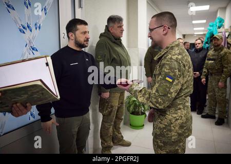 Kharkiv, Ukraine. 22nd Mar, 2023. Ukrainian President Volodymyr Zelenskyy, left, presents state medals to medical staff during a visit to a military hospital treating wounded soldiers from the frontlines in the Donetsk region, March 22, 2023 in Kharkiv, Kharkiv Oblast, Ukraine. Credit: Pool Photo/Ukrainian Presidential Press Office/Alamy Live News Stock Photo