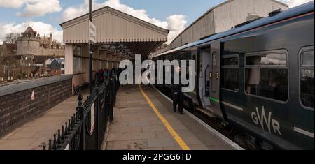 Windsor, Berkshire, England, UK. 2023.  Great Western train at Windsor and Eton Central Station with a view of Windsor Castle from the platform. Stock Photo