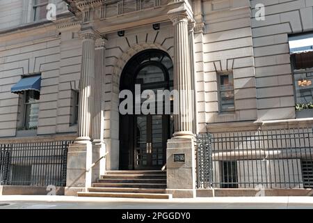 The Cleveland Union Club, a private social club incorporated in 1872, at the corner of Euclid and East 12th in downtown Cleveland, Ohio, USA. Stock Photo