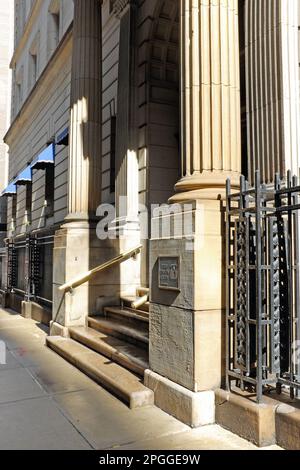 The Cleveland Union Club, a private social club incorporated in 1872, at the corner of Euclid and East 12th in downtown Cleveland, Ohio, USA. Stock Photo