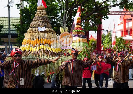 Kirab tumpeng hasil bumi (farmer thanksgiving) to celebrate Indonesian independence day at simpang lima gumul Kediri Stock Photo