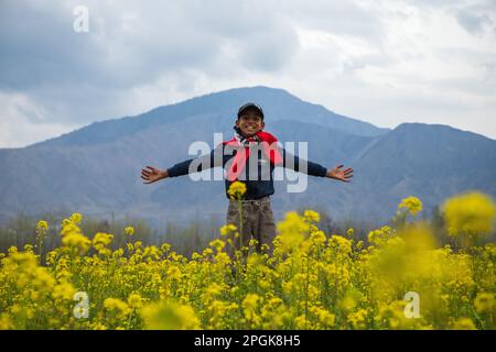 Himalayan Girls on Instagram: “Pyaar nahi, Pahaad chahiye♥️ .  @isha_singh_chauhan #travell… | Photoshoot poses, Photography posing guide,  Portrait photography poses