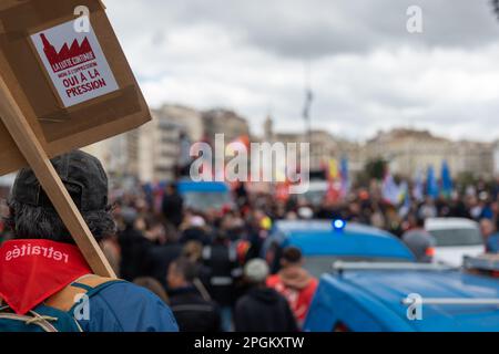 Paris, France, 23/03/2023, Neuvième journée de mobilisation .La colère des opposants à la réforme de la retraite ne  retombe pas et s'amplifie. Manifestation contre la retraite à 64 ans sur le vieux port de Marseille  et  la cathédrale La major. Inter syndicale. Mobilisation record. La jeunesse en colère amplifie la mobilisation. En colère contre le recours au 49.3 . Crédit: Pierre-Franck sentenac/Alamy Live News Stock Photo