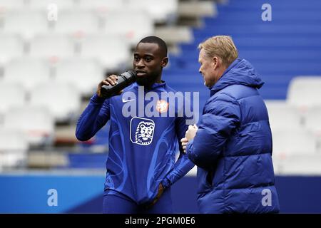 SAINT-DENIS - (lr) Lutsharel Geertruida, Holland coach Ronald Koeman during the training session prior to the European Championship qualifying match against France at Stade de France on March 23, 2023 in Saint-Denis, France. ANP MAURICE VAN STONE Stock Photo