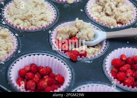 Erdbeer-Crumble, Wald-Erdbeer-Crumble, Walderdbeer-Crumble, Crumble mit Walderdbeeren, Krümelkuchen, Kuchen, in Muffinförmchen, Wald-Erdbeere, Walderd